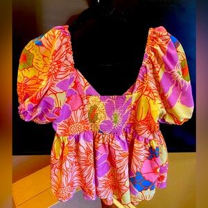 Super cute Entro top! Like new!